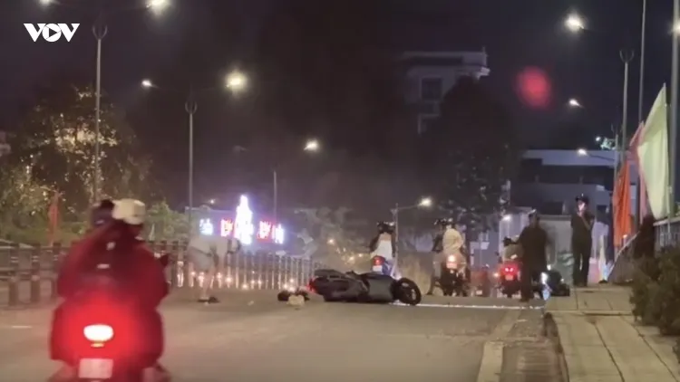 Cần Thơ: Đá rơi vãi trên cầu khiến nhiều người đi xe máy té ngã